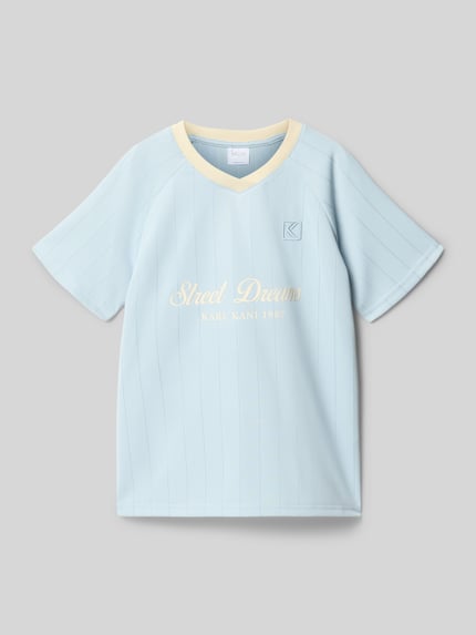 Produktfoto, Regular Fit T-Shirt mit Logo-Stitching von KARL KANI, hellblau mit gelbem V-Ausschnitt, Statement-Print, Rückenlänge 56 cm bei Größe 134, strukturierte Oberfläche, Kinder T-Shirt