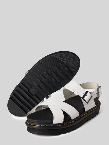 Produktfoto, Sandalette aus Leder Modell 'Voss II' von Dr. Martens in Weiß mit Riemen, Dornschließe, Gummisohle, Absatzhöhe 6 cm, Damen