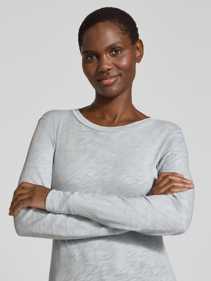 Vrouwenmodel draagt shirt met lange mouwen van MARC O'POLO, look: effen, ronde hals, lange mouw, rompzoom afgerond, detailopname bovenlichaam.