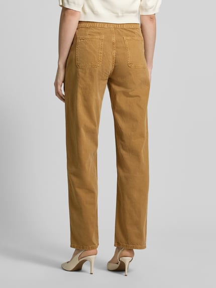 Frauenmodel trägt Wide Leg Jeans mit elastischem Bund Modell 'FIMA' von Bash, Baumwoll-Mix mit Leinen, ausgestellter Schnitt, Ganzkörperansicht Rückansicht.