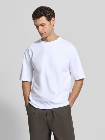 Männermodel trägt Relaxed Fit T-Shirt mit Rundhalsausschnitt von JAKE*S STUDIO MEN, reine Baumwolle, weiß, Nahaufnahme Oberkörper.