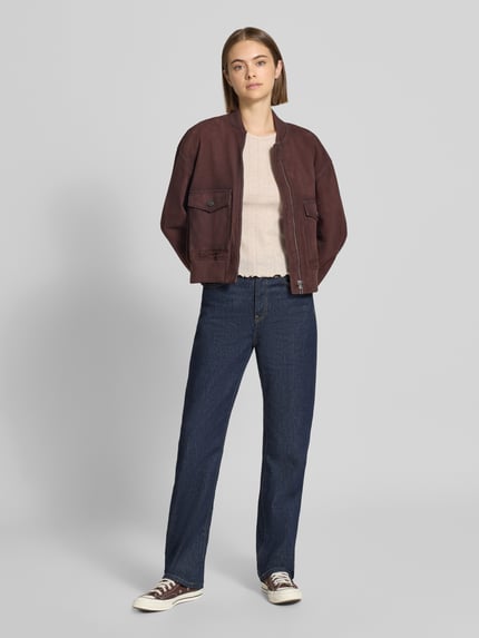 Frauenmodel trägt Slim Fit T-Shirt aus Baumwoll-Mix Modell 'TENNA' von ONLY, cremefarben, glatte Textur, Ganzkörperansicht von vorne, Damen T-Shirt von ONLY.