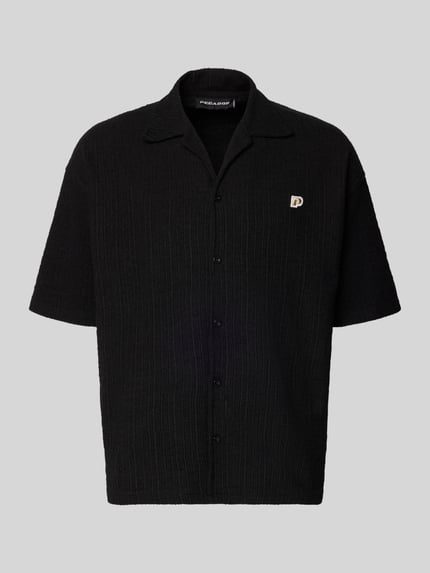 Produktfoto, schwarzes Regular Fit Freizeithemd mit Reverskragen aus Baumwoll-Mix, Label-Patch, Kurzarm, Modell 'LIBCO' von Pegador