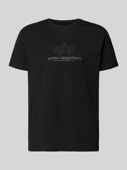 Produktfoto, Herren T-Shirt aus Reine Baumwolle im Gerader-Schnitt mit Rundhalsausschnitt und Label-Details, Modell 'BASIC' von Alpha Industries, Rückenlänge 67 cm bei Größe M, schwarze Farbe, klare Textur.