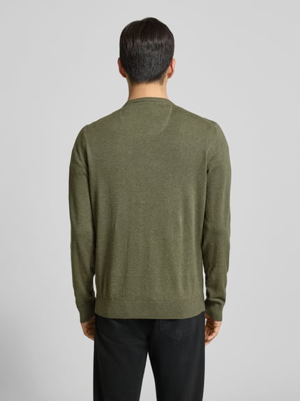 Männermodel trägt Strickpullover mit V-Ausschnitt von Christian Berg Men in Oliv, Reine Baumwolle, Regular-Fit, Label-Stitching, Ganzkörperansicht Rückansicht.