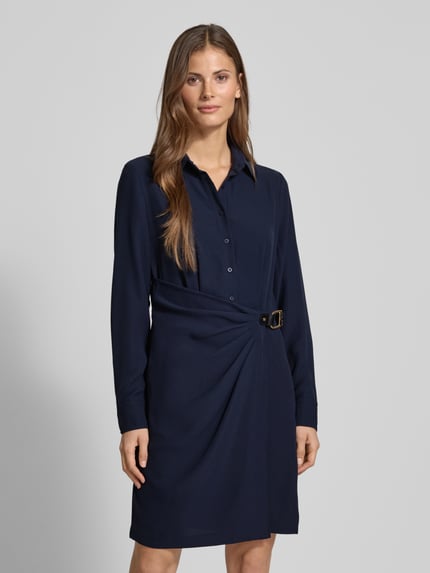 Vrouwenmodel draagt Mini-jurk met korte knoopsluiting van Lauren Ralph Lauren in donkerblauw, getailleerd model, overhemdkraag, plooien, doornsluiting, ruglengte maat 36: 89 cm, borstwijdte maat 36: 39 cm, mouwlengte maat 36: 62 cm, nahaufnahme bovenlichaam.