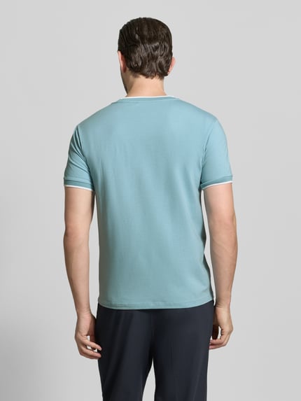 Męski model nosi T-Shirt mit Rundhalsausschnitt und Kontraststreifen od Manuel Ritz, bawełna z elastanem, krój slim fit, długość tyłu w rozmiarze M: 69 cm, jasnoniebieski z białymi akcentami, widok całej sylwetki z tyłu.