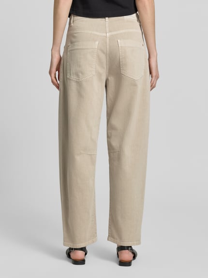 Frauenmodel trägt Barrel Fit Jeans aus Baumwoll-Mix Modell 'OCEAN' von Cambio, Optik: Unifarben, Passform: Barrel Fit, Label-Patch, Gürtelschlaufen, Knopf und verdeckter Reißverschluss, 5-Pocket-Design, Materialverarbeitung: Denim, Material: Baumwoll-Mix, sandfarbener Jeans-Look, Ganzkörperansicht Rückansicht.