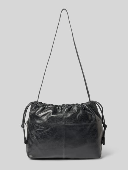 Produktfoto, schwarze Leder-Pouch mit glänzender Oberfläche, Raffungen, Hauptfach mit Tunnelzug, schmaler Schulterriemen, Modell 'Lya' von LIEBESKIND BERLIN, Maße: Breite 41 cm, Länge 30 cm, Tiefe 11 cm, Schulterriemen 98 cm.