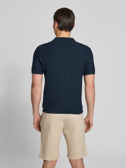 Männermodel trägt Regular Fit Poloshirt aus reiner Baumwolle von s.Oliver RED LABEL, unifarben, Strick, Ganzkörperansicht Rückansicht.