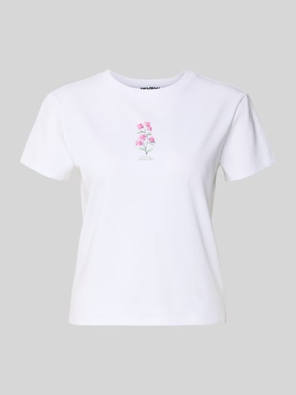 Produktfoto, Schmal geschnittenes T-Shirt aus Baumwollmix mit Blumen-Print von REVIEW, wit met roze bloemenprint, ronde hals, labeldetail, mix van katoen en elastaan, ruglengte bij maat S 50 cm