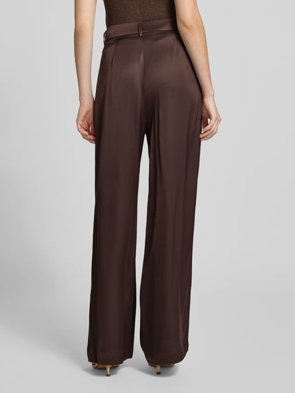Frauenmodel trägt Wide Leg Hose aus Viskose von Jake*s Collection in Braun, fließender Stoff mit Drapierungen, Ganzkörperansicht Rückansicht.