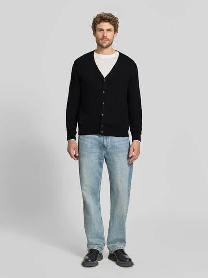 Männermodel trägt Cardigan mit V-Ausschnitt Modell 'KARL' von Casual Friday in Schwarz, Baumwoll-Mix, Regular Fit, Ganzkörperansicht von vorne.