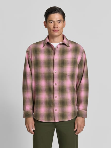 Männermodel trägt Regular Fit Freizeithemd aus Baumwolle Modell 'Carter' von Wood Wood in Rosa und Oliv mit Karomuster, Ganzkörperansicht von vorne. Herren Freizeithemd, reine Baumwolle, Langarm, Kentkragen, Knopfleiste, Brusttasche, Rückenlänge 80 cm, Schulterbreite 54 cm, Ärmellänge 60 cm.
