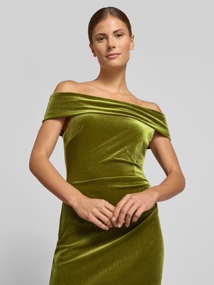 Frauenmodel trägt Maxikleid aus Samt im Off-Shoulder-Look von Christian Berg Cocktail, figurbetonter Schnitt, grüne Farbe, Nahaufnahme Oberkörper.