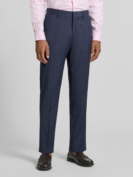 Männermodel trägt Regular Fit pantalon met wol model 'Tenutas' van Tiger of Sweden in blauw, materiaalmix met steekzakken en persplooien, bandwijdte maat 50 43 cm, binnenbeenlengte 78 cm, ganzkörperansicht van voren