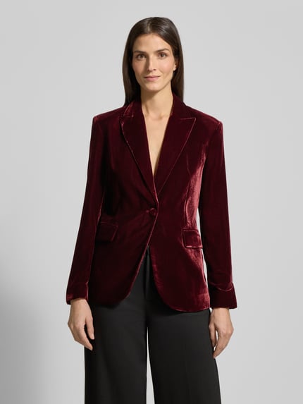 Frauenmodel trägt Regular Fit Blazer aus Samt Modell 'COMBI' von Mango, Reverskragen, Pattentaschen, Knopfverschluss, Ganzkörperansicht von vorne. Rückenlänge bei Größe S: 67 cm, Brustweite bei Größe S: 46 cm, Ärmellänge bei Größe S: 64 cm.
