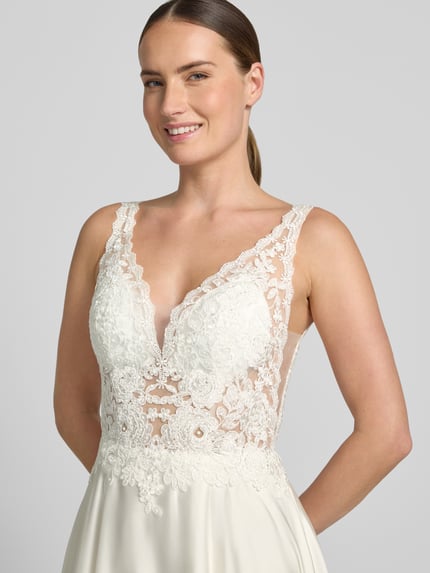 Frauenmodel trägt Abendkleid mit Spitze und breiten Trägern von Mascara, Satin, A-Linie, tiefer V-Ausschnitt, Nahaufnahme Oberkörper.