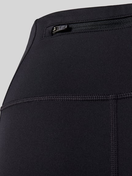 Produktfoto, Leggings mit Logo von Nike in Schwarz, glattes Material, sichtbare Nähte, Stretch-Anteil, elastischer Bund, Nahaufnahme. Damen Leggings von Nike Training, Material-Mix mit Stretch-Anteil, Körpernahe Passform, Logo, Elastischer Bund.