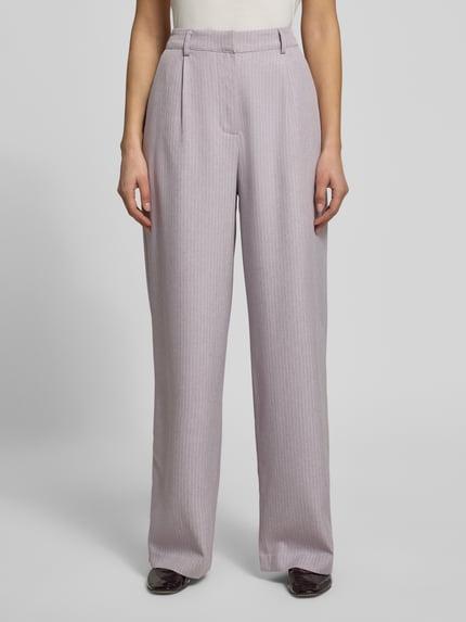 Frauenmodel trägt Hose mit Eingrifftaschen Modell 'Rosie' von LOLLYS LAUNDRY aus Material-Mix mit Viskose-Anteil, Wide Leg, Nahaufnahme Oberkörper.