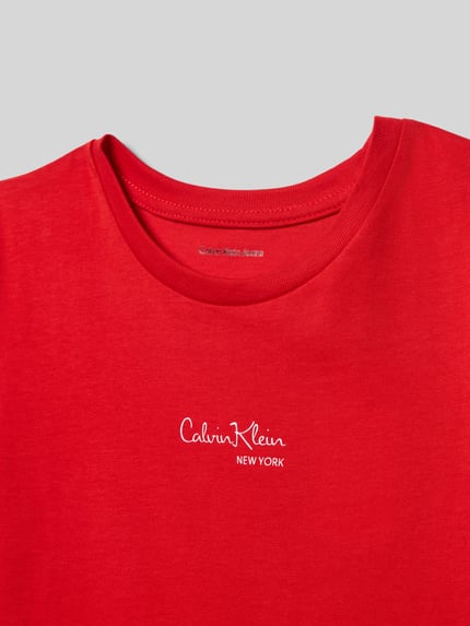Produktfoto, czerwone Regular Fit T-Shirt mit Logo-Print Modell 'Signature' od Calvin Klein Jeans z okrągłym dekoltem, bawełna, rozmiar 140, długość pleców 46 cm