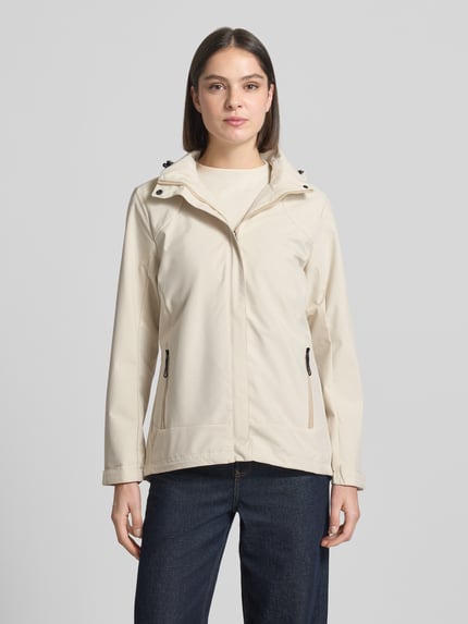 Frauenmodel trägt Parka mit Kapuze und verdecktem Reißverschluss von G.I.G.A. DX in Beige, gerader Schnitt, Label-Patch, Wasserabweised, seitliche Reißverschlusstaschen, Rückenlänge 70 cm, Schulterbreite 41 cm, Brustweite 51 cm, Ärmellänge 63 cm, Ganzkörperansicht von vorne