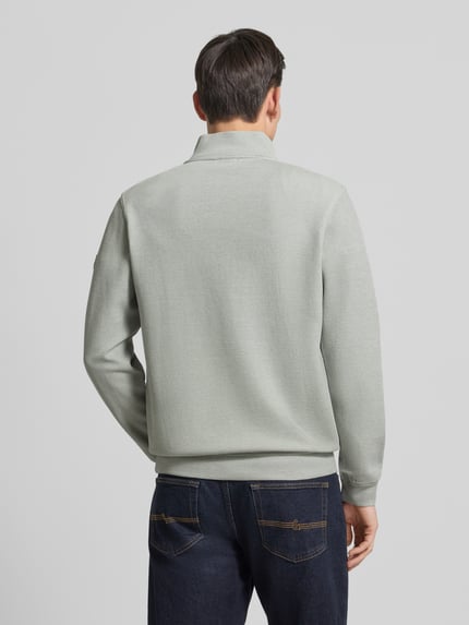 Męski model nosi Regular Fit Troyer mit Stehkragen und Reißverschluss od Lerros, bawełniany miks, wzór strukturalny, widok całej sylwetki od tyłu.