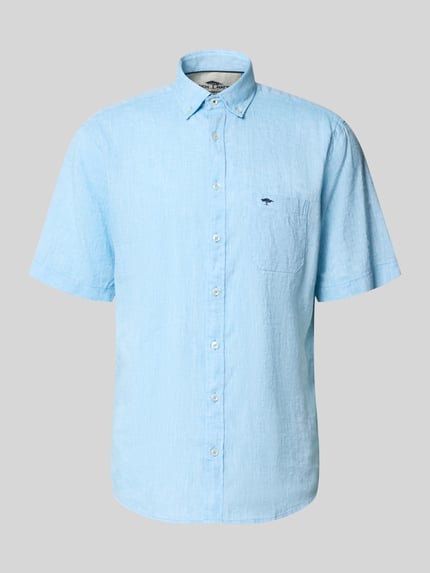 Produktfoto, Slim Fit Freizeithemd aus Leinen-Baumwoll-Mix von Fynch-Hatton in Hellblau mit Button-Down-Kragen, Brusttasche, Label-Stitching, Knopfleiste, glatte Textur, Größenangaben: Rückenlänge 74 cm, Schulterbreite 48 cm, Ärmellänge 26 cm.