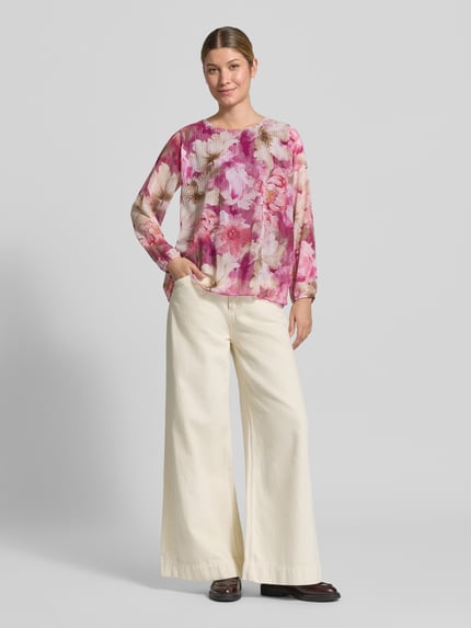 Kobiece model prezentuje bluzkę Regular Fit z plisami Model 'An44nii' od ZABAIONE, wzór na całej powierzchni, okrągły dekolt, długość tyłu 60 cm, długość rękawów 58 cm, widok całej sylwetki z przodu.