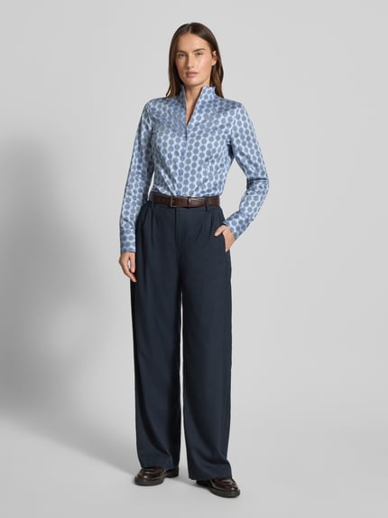 Frauenmodel trägt Slim Fit Bluse im Allover-Look mit Stehkragen von ETERNA, Knopfleiste, Rückenlänge 68 cm, Ärmellänge 61 cm, Ganzkörperansicht von vorne