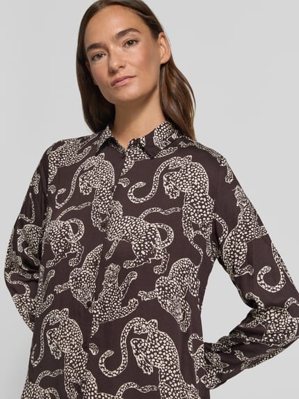 Vrouwenmodel draagt Regular Fit Bluse aus Viskose im Allover-Look van Milano Italy in zwart met witte luipaardprint, viscose, overhemdkraag, knoopsluiting, vooraanzicht van bovenlichaam