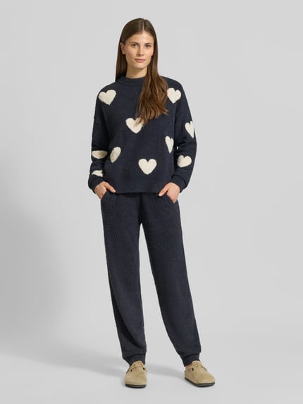 Frauenmodel trägt Strickpullover im Allover-Look von Jake*s Casual in Dunkelblau mit weißen Herzen, Relaxed-Fit, Rundhalsausschnitt, Ganzkörperansicht von vorne.