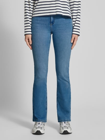 Kobiece modelka nosi jasnoniebieskie Flared Jeans aus Baumwoll-Mix Model 'BLUSH' od ONLY, stylizowana na denim, krój rozkloszowany, średni stan, 5 kieszeni, naszywka z logo, szlufki na pasek, zapięcie na guzik i zakryty zamek, mieszanka bawełny, całkowity widok z przodu