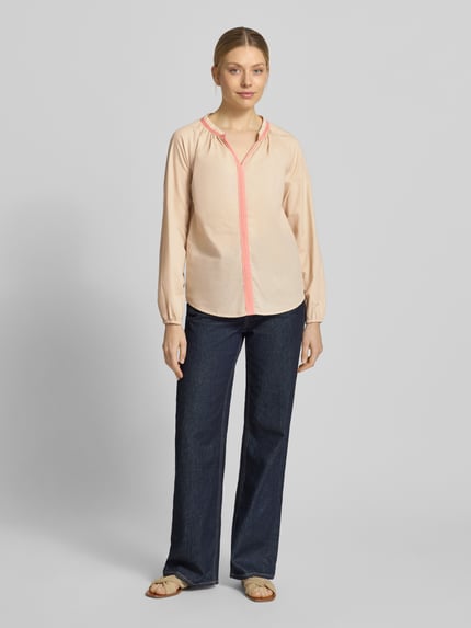 Vrouwenmodel draagt Regular Fit Bluse mit Raffungen van Emily Van den Bergh in lichtroze katoen met lange mouwen, tuniekhals, elastische mouwuiteinden, lengte 66 cm, mouwlengte 58 cm, voorkant volledig zichtbaar, Ganzkörperansicht von vorne.