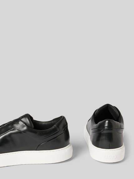 Produktfoto, Slip-on-Sneaker aus Leder Modell 'METRO' von LLOYD in Schwarz mit weißer Gummisohle, abgerundeter Spitze und Label-Detail