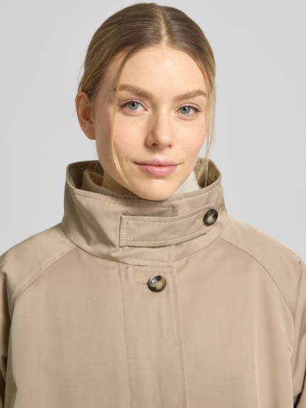 Vrouwenmodel draagt Jacke aus Baumwoll-Mix mit Stehkragen Modell 'JIL' van CINQUE in beige, rechte fit, detailopname bovenlichaam.