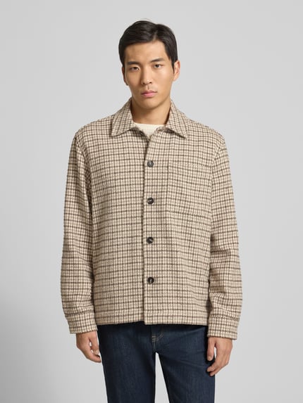 Męski model nosi Oversized Hemdjacke aus Woll-Mix Modell 'REGARI' od SELECTED HOMME, beżowy wzór pepitka, długi rękaw, widok z przodu, całe ciało.