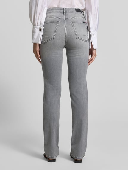 Frauenmodel trägt Slim Fit Jeans aus Baumwoll-Mix Modell 'JOYCE' von Cars Jeans in Hellgrau, 5-Pocket-Design, Ganzkörperansicht Rückansicht, Damen Jeans, Baumwoll-Elasthan-Mix, Bundweite 33 cm, Innenbeinlänge 78 cm.