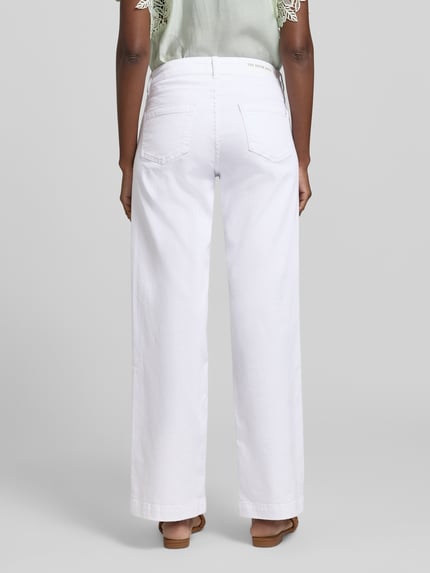 Frauenmodel trägt Regular Fit Jeans im 5-Pocket-Design von Smith and Soul aus Baumwoll-Mix mit Stretch-Anteil in Weiß, Ganzkörperansicht Rückansicht.