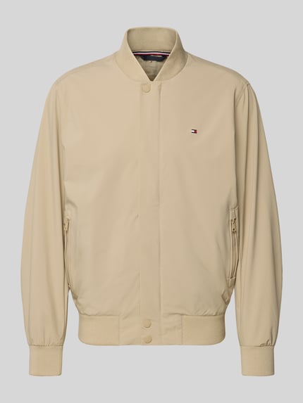 Produktfoto, Regular Fit Blouson mit wasserabweisender Funktion von Tommy Hilfiger in Beige, Optik: Unifarben, College-Kragen, Logo-Stitching, Langarm, Ärmelabschluss und Rumpfabschluss gerippt, Druckknopf- und Reißverschluss, winddicht, seitliche Reißverschlusstasche, Innenreißverschlusstasche, glatte Oberfläche