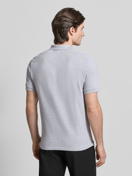 Männermodel draagt Poloshirt met fijn gestructureerd oppervlak van MARC O’POLO in effen lichtgrijs, rechte snit, rugaanzicht, herenmode.