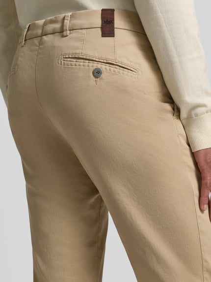 Männermodel trägt Hose mit Gesäßtaschen Modell 'Lupus' van Mmx, Mix van katoen en elastaan, slim fit, steekzakken, achterzakken, detailaufnahme