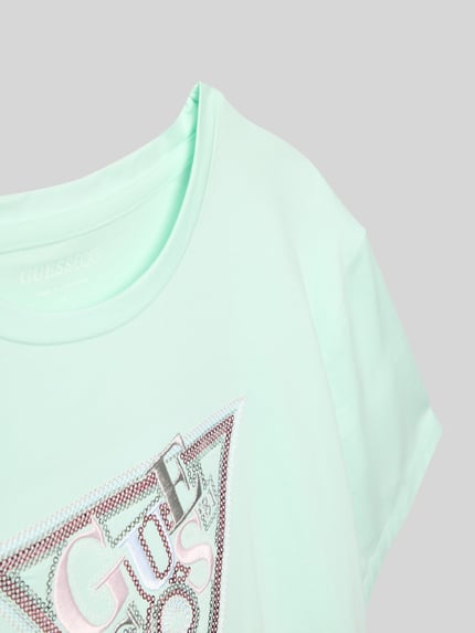 Mädchen trägt Regular Fit T-Shirt mit Logo-Stitching von Guess aus elastischem Baumwoll-Mix, Rundhalsausschnitt, Pailettenbesatz, Nahaufnahme Oberkörper.