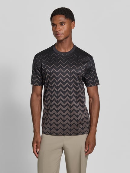 Männermodel trägt T-Shirt mit Rundhalsausschnitt von Emporio Armani, Baumwoll-Lyocell-Mix, dezentes Zickzackmuster, Gerade Schnittform, Ganzkörperansicht von vorne.
