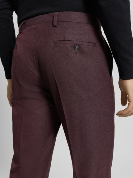 Männermodel trägt Regular Fit Sakko mit Viskose-Anteil von ROY ROBSON in Dunkelrot, Struktur sichtbar, Nahaufnahme Rücken, elastischer Material-Mix, KI-modifiziertes Bild. Bundweite 45 cm, Rückenlänge 75 cm, Schulterbreite 39 cm, Ärmellänge 65 cm, Innenbeinlänge 58 cm.