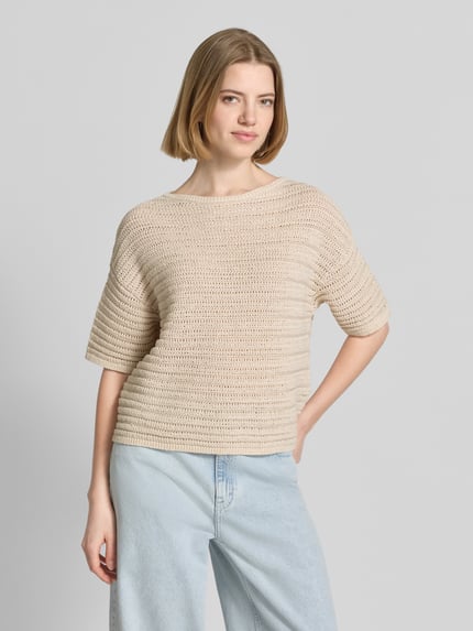 Vrouwenmodel draagt Strickshirt mit U-Boot-Ausschnitt Modell 'Pinse breath' van OPUS, beige, loose fit, katoenmix, halve mouw, voorkant bovenlichaam close-up