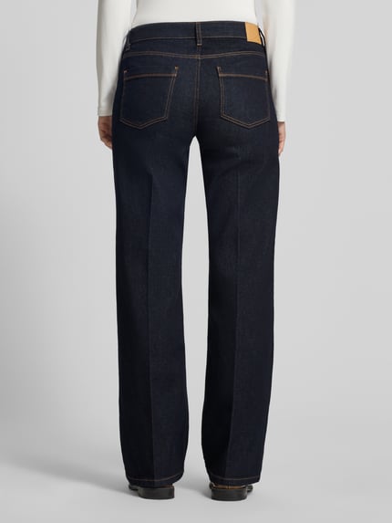 Frauenmodel trägt Jeans mit Bügelfalten Modell 'Carie' von someday, dunkler Baumwoll-Mix, gerade Form, Ganzkörperansicht Rückansicht.