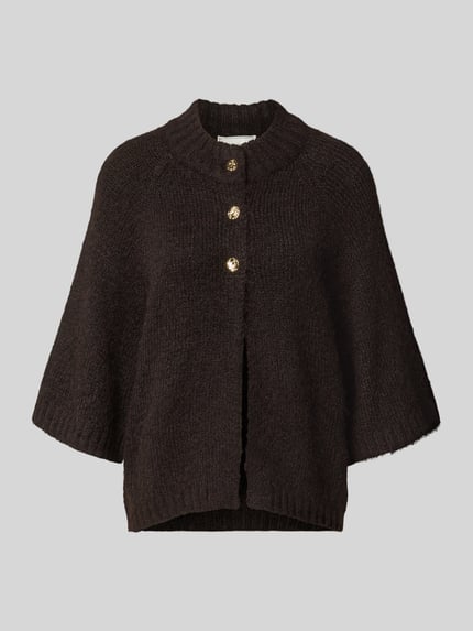 Produktfoto, Strickjacke mit 3/4-Arm Modell 'Benutta' von Neo Noir aus dunklem Material-Mix, sichtbare Knopfleiste vor grauem Hintergrund