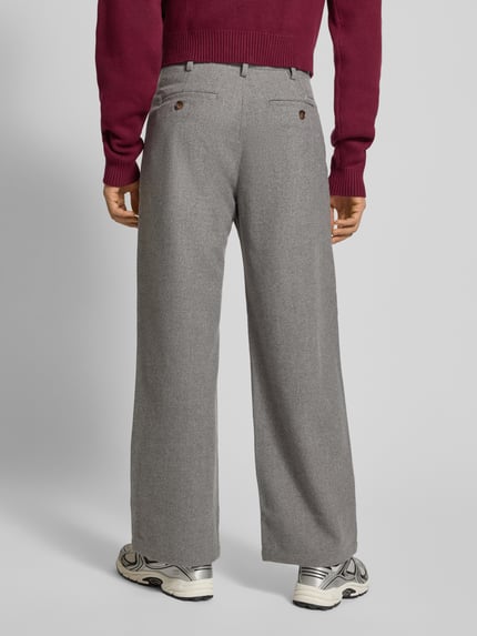 Männermodel draagt Hose mit gelegten Falten und Gesäßtaschen van PROHIBITED in grijs, relaxed fit, detailopname van de achterkant.