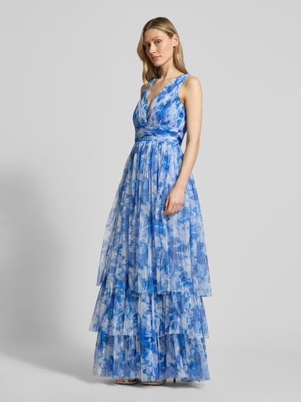 Vrouwenmodel draagt avondjurk met volantsaum en V-hals van LACE & BEADS, blauw met bloemenprint, chiffon, A-lijn, maxi-jurk, geheel vooraanzicht.